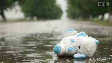 丢失的玩具在水坑下的雨表面水平
